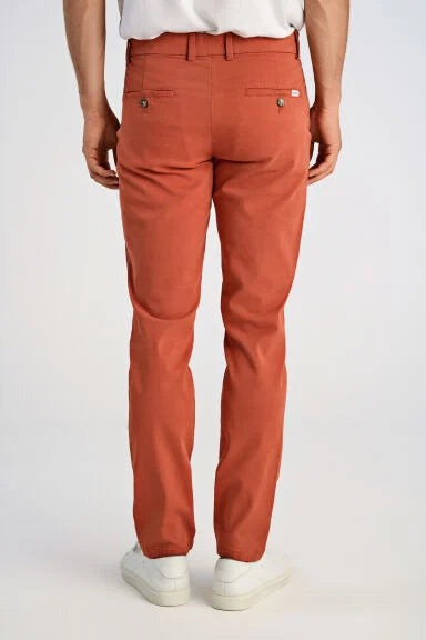 J.LIND CLASSIC MEN SUPERFLEX CHINOS | SAND / CLAY