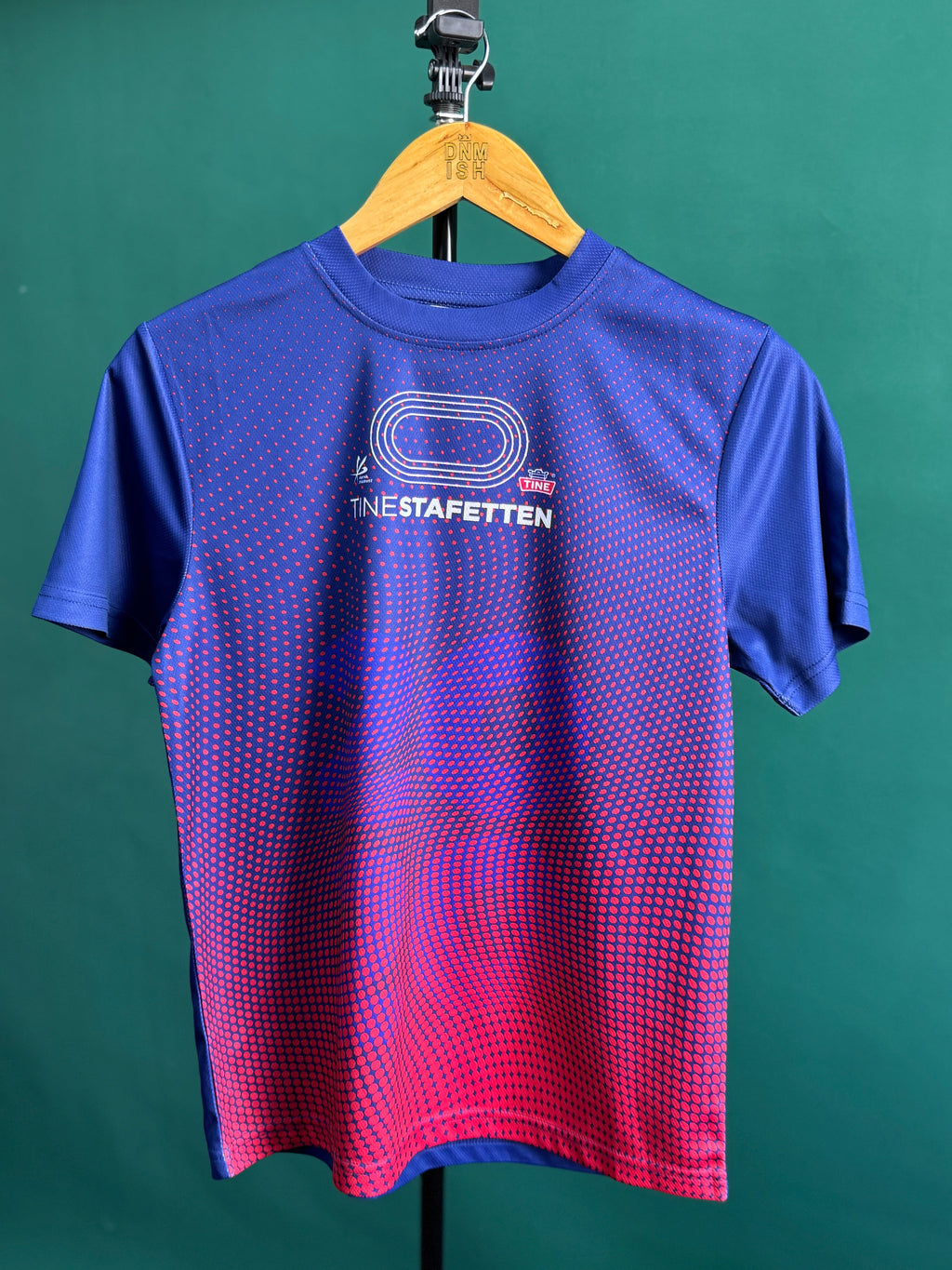 TINESTAFETTEN BLUE DRY - FIT PERFORMANCE TEE - RED DOT EDITION | SALE