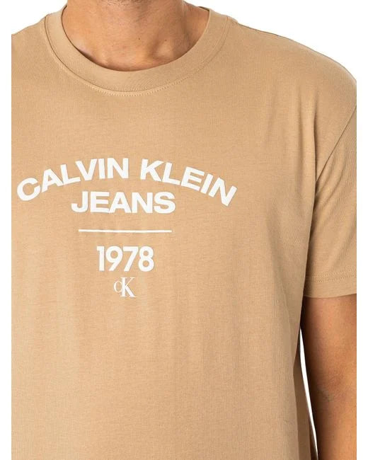 CALVIN KLEIN JEANS VARSITY LOGO T-SHIRT | ORANGE